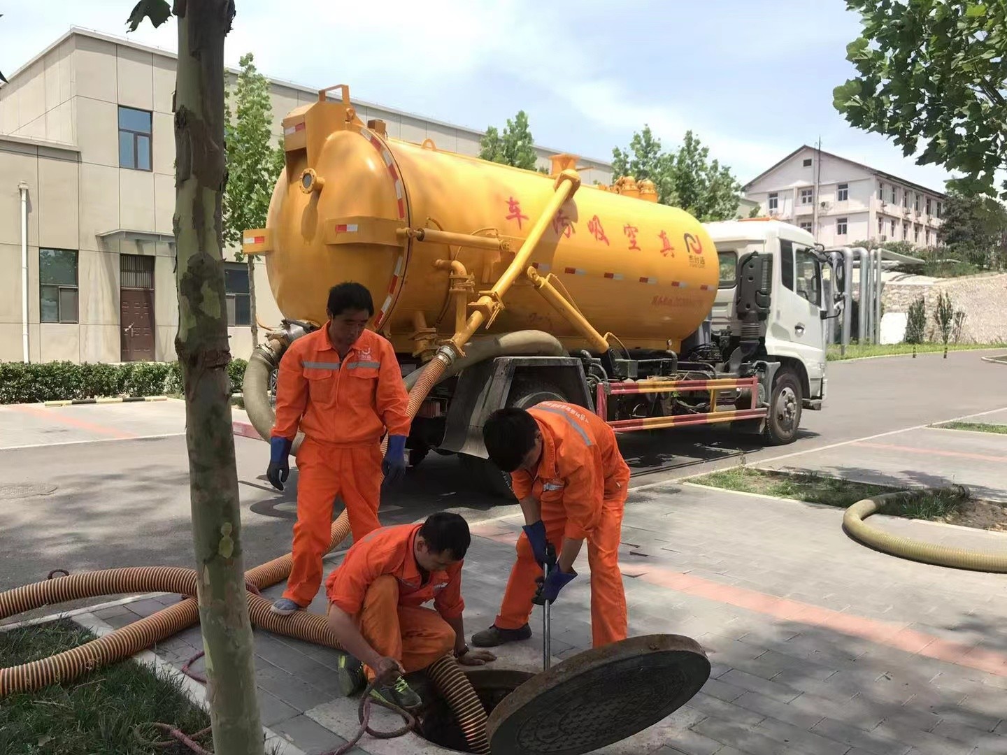 乌兰浩特管道疏通车停在窨井附近