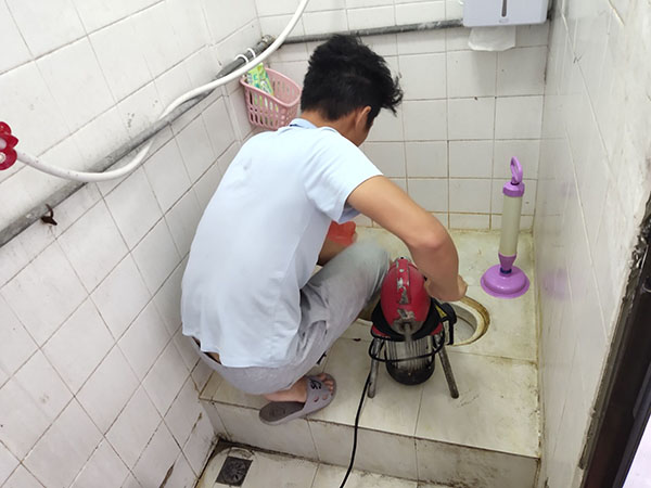 乌兰浩特管道堵塞冒臭气 专业师傅现场解决问题