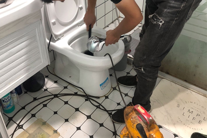 乌兰浩特马桶堵塞自己疏通还是找师傅?专业上门服务让你省时更省心
