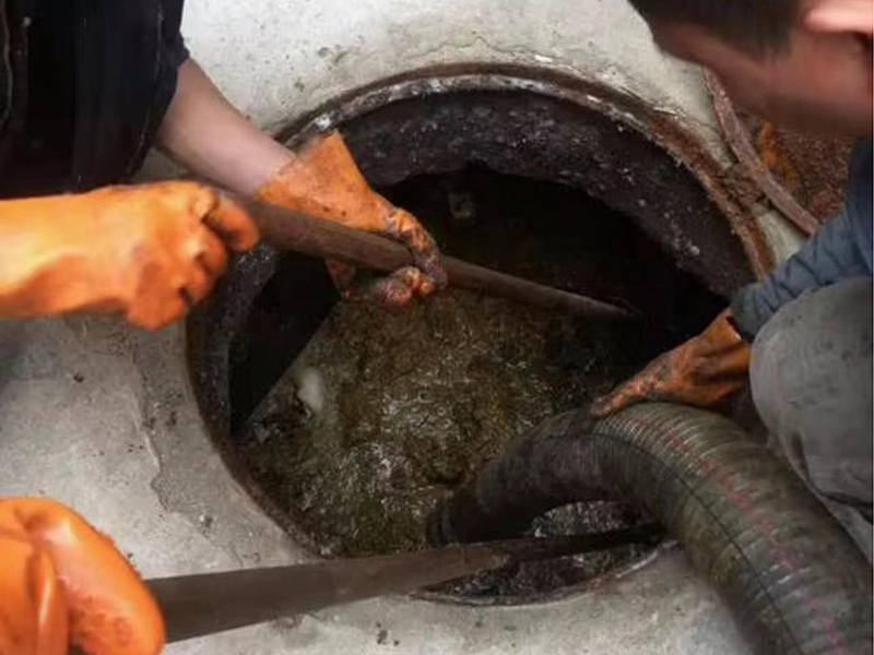 乌兰浩特清理化粪池时如何避免沼气的危害?